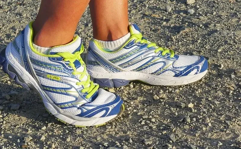 Bsports在线登录入口百度教育2024 年全黑网红女鞋：引领时尚，尽
显百搭魅力